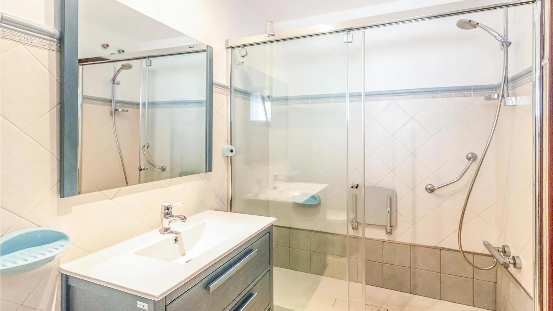 3 Bedroom Lovely Apartment In Marbella